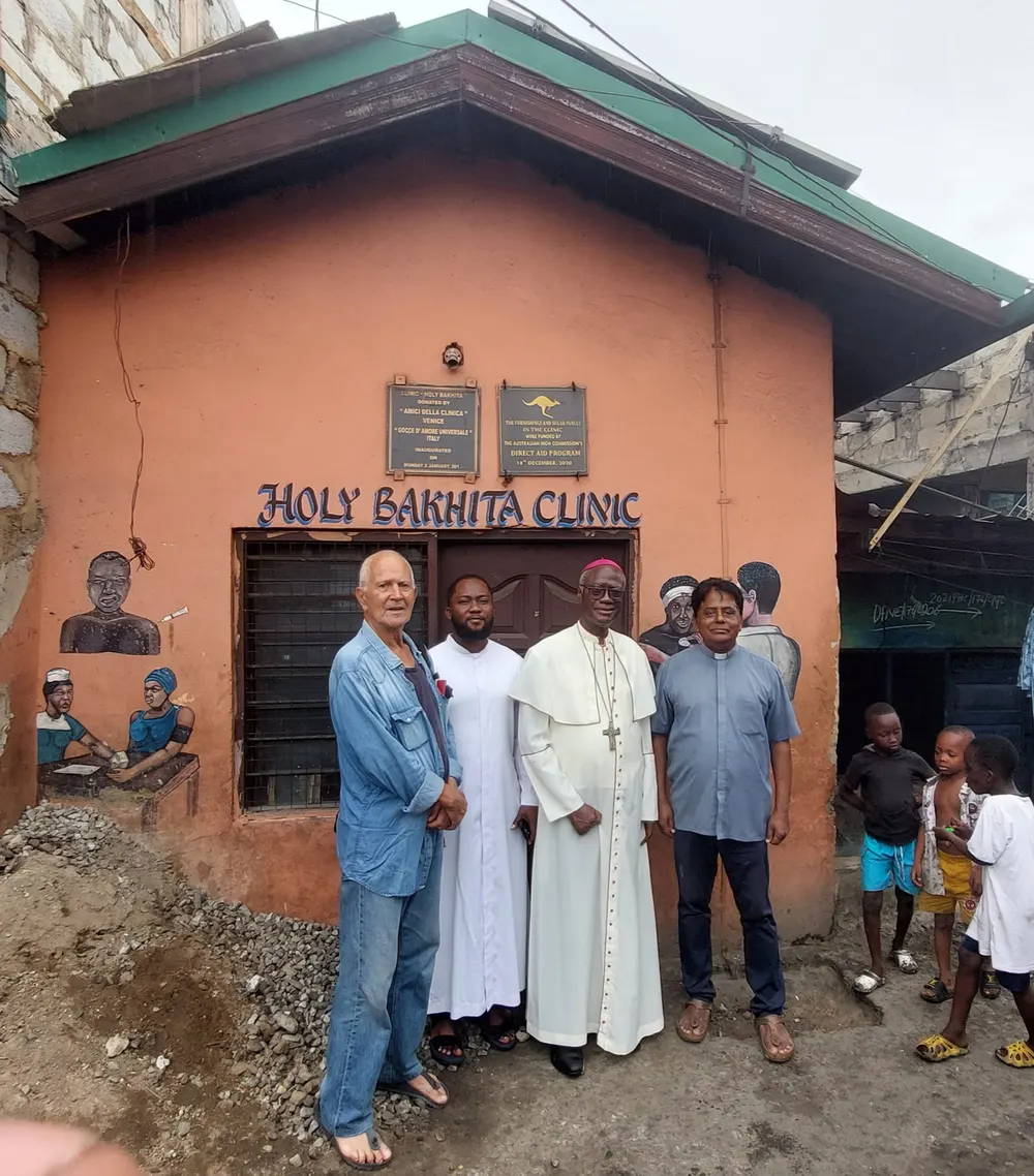 Claudio con l'Arcivescovo di Accra davanti alla clinica Holy Bakhita