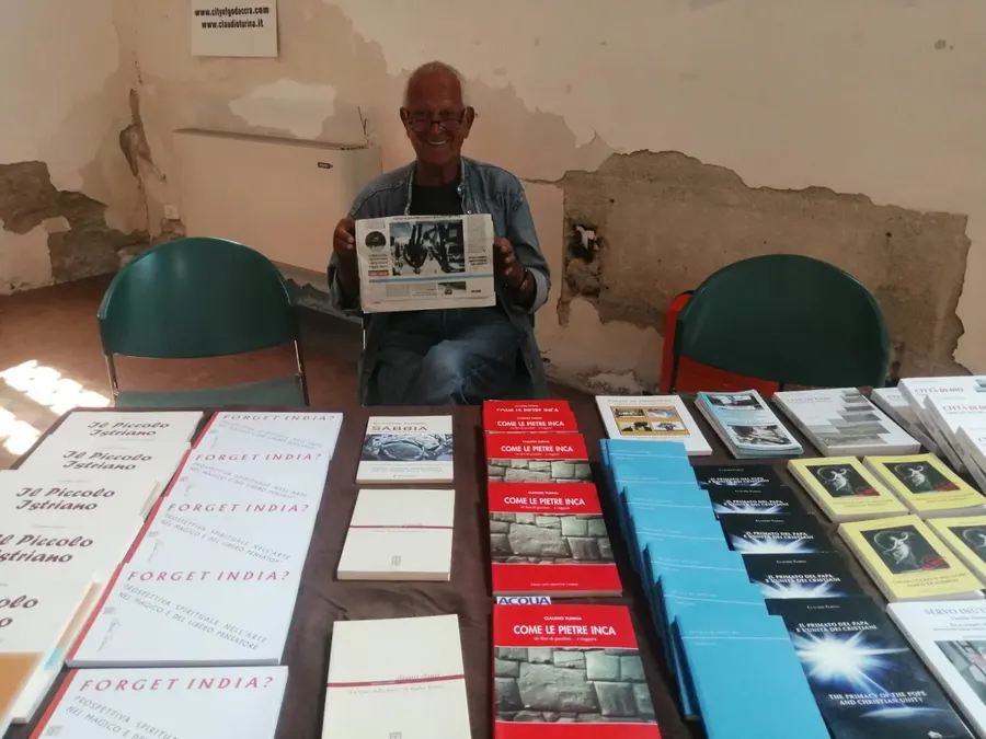 I libri di Claudio Turina esposti al banchetto solidale